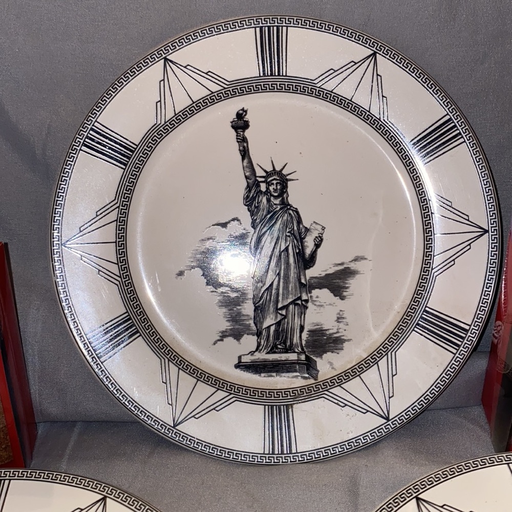 Statue Of Liberty, the White House, Mount Rushmore, salt and pepper, wine cork - Picture 2 of 9